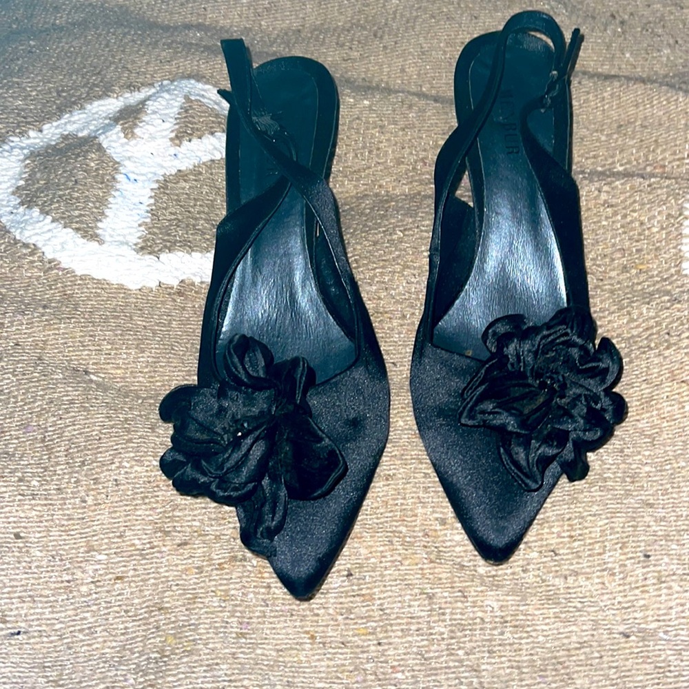 Made by MENBUR. Black kitten heel shoes